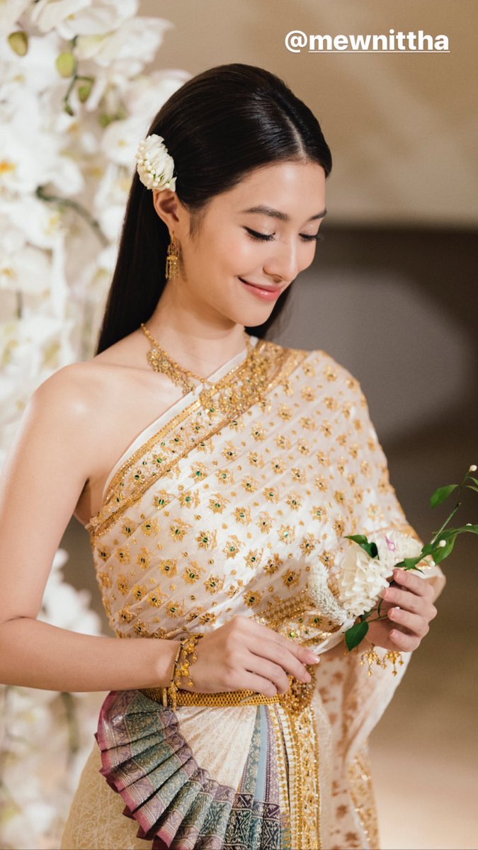 chon_orchid's tweet photo. นักแสดงหญิงที่ติดตามผลงานและเอาใจช่วยมาตลอดนับจากคุณแอนทองประสมกับน้องญาญ่าก็น้องมิวนี่แหละวันนี้น้องจะมีคู่ชีวิตมาเคียงข้างแล้วยินดีด้วยจ้าแววตาเปี่ยมสุขของบ่าวสาวมันเป็นอย่างนี้เองเนอะ🥰💞
ปล.เห็นคุณพ่อน้องมิวแล้วให้ฟีลหล่อสมาร์ทแบบคุณเคนธีรเดชเลยค่ะ
#มิวนิษฐา https://t.co/aIFLu8MYJh