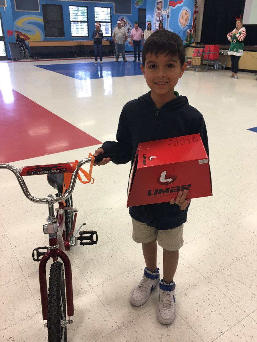 rociovargas_88's tweet photo. Thank you #ProjectOutreach and #hopechurch for your generosity! Eduardo is sooo excited to have his own bike! @MDE_Stars #ccpsfamily https://t.co/dAhg8kPkVR