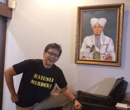 Jiwa itu harus merdeka dan yang merdeka itu adalah jiwa yang bebas, bebas melakukan segala hal, namun tetap dalam akidah.

Tengkiu kiriman bajunya bang <a href="/msaid_didu/">Muhammad Said Didu</a>
<a href="/Om_brewok/">Om Brewok</a>

#ManusiaMerdeka
#MuhammadSaidDidu