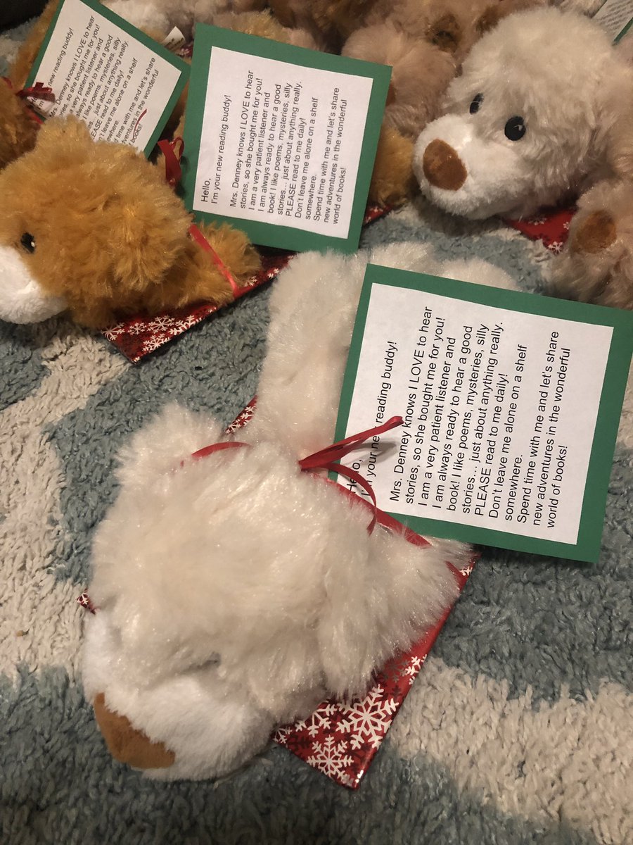 mrscdenney's tweet photo. Super excited about these presents for tomorrow. Totally stole the idea from another teacher in Facebook land. Reading buddies and the book, The Gingerbread Kid Goes to School. 🤗 #dollartreeforthewin https://t.co/99FKUDcPk6