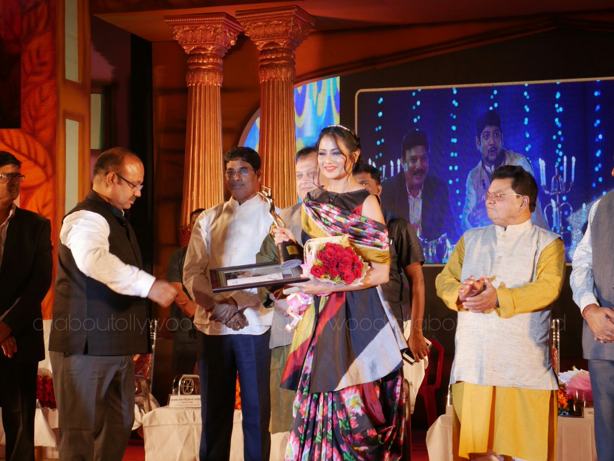 aboutollywood's tweet photo. Archita Got Best Actress Award 🏆 For 'Champion' at 30th Odisha State Film Awards.🎬
#follow 👉 @aboutollywood 💥for one stop information.
.
.
@architaworld
#allaboutollywood #aaodisha #aaollywood #ollywood #odisha #ollywoodupdates #architasahu #OdishaStateFilmAwards2019 https://t.co/eZj2uIk8ng