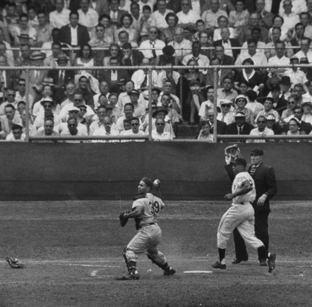 ouroldballgame's tweet photo. Amazing game action photo of Roy Campanella mid play as Willie Mays crosses home plate. https://t.co/1Sozzzgujk