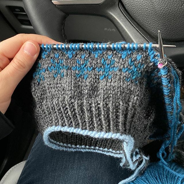 triona_designs's tweet photo. Got to school pickup early enough today to sneak in a few rounds on this colorwork snowflake sweater in the parking lot.
.
#placesyoucanknit #knitting #knitstagram #instaknit #knittersofig #giftalong #giftalong2019 https://t.co/3OeBxswJPv https://t.co/m4uCd8vCHa