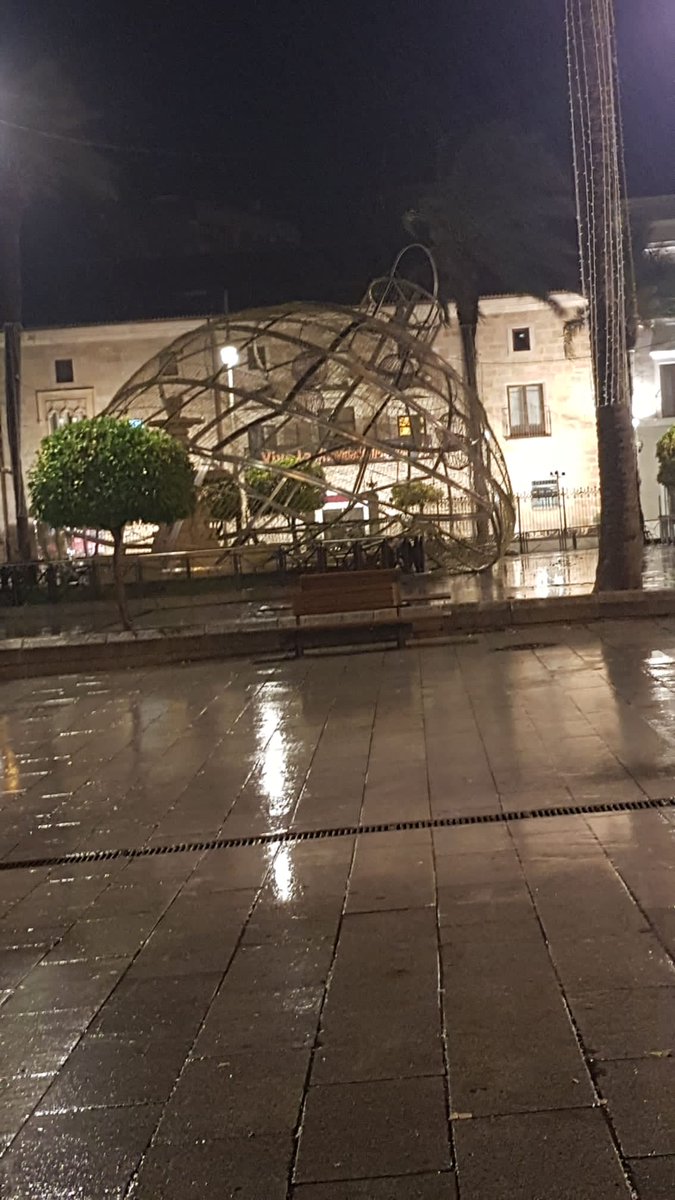 noticiasCEX's tweet photo. #ÚLTIMAHORA | #Elsa sigue soplando muy fuerte en #Extremadura . Tanto que ha dejado así la bola de Navidad de la Plaza de España de Mérida. 
Seguimos pendientes de su evolución.👇 https://t.co/snhBGpuZXB