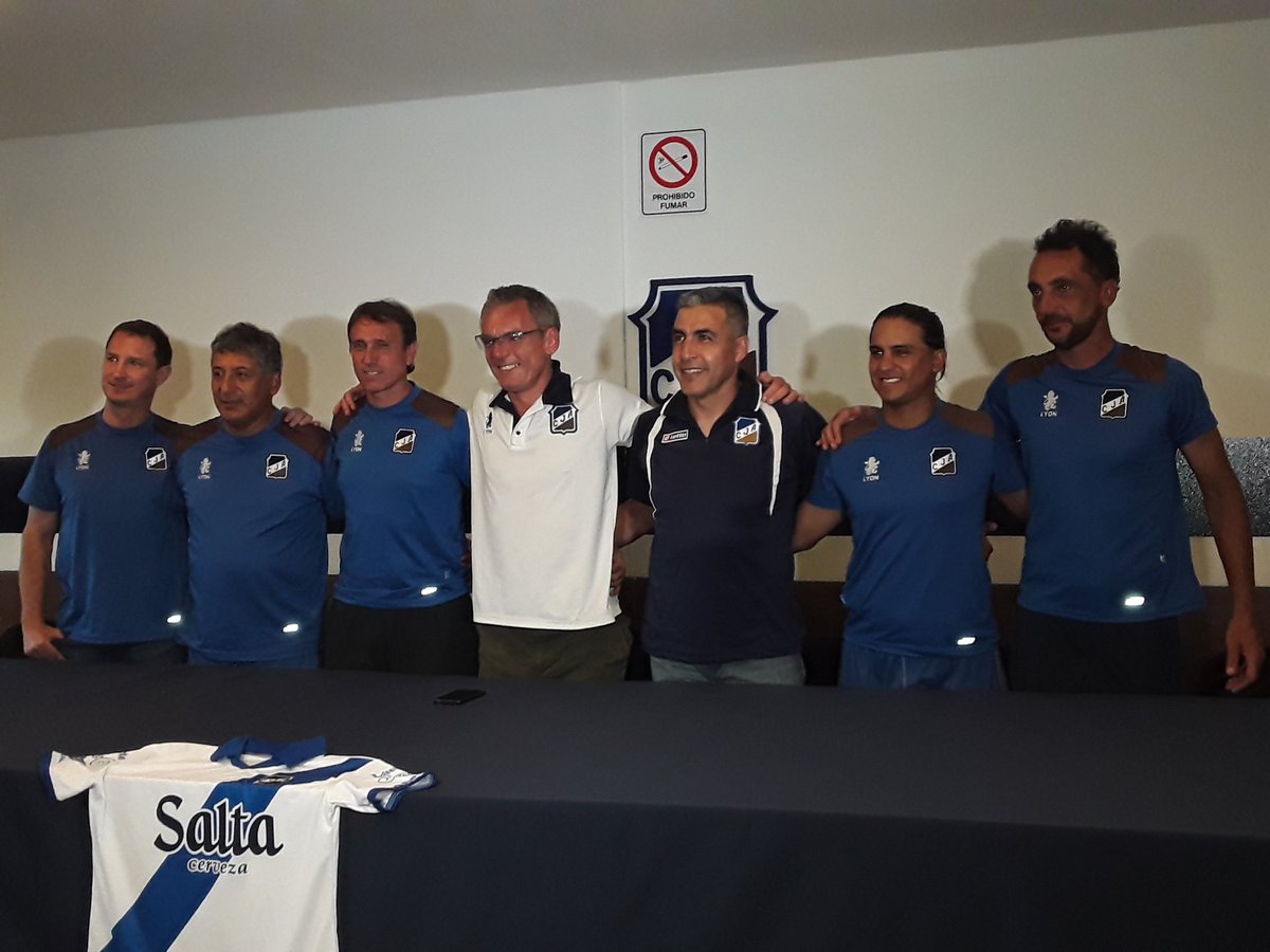 JugadaPreparad's tweet photo. #JuventudAntoniana | Presentación del cuerpo técnico para el próximo torneo regional. De izquierda a derecha: Juan Costa (kinesiologo)
Luis Morales (AC)
Adrián Cuadrado (Dt)
Víctor Cuellar (PF)
Nicolás Alarcón (Pf)
Leonardo Marinaro (Arqueros)
Andrea Morales (Nutricionista) https://t.co/UTwEcpmxjV