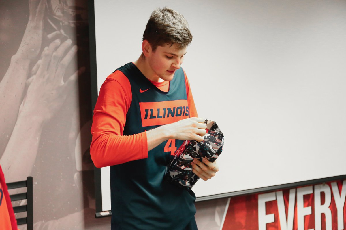 IlliniMBB's tweet photo. @verdadero_andre @slimjake_ @CoachUnderwood @IlliniAthletics A few more 🎁👀

#Illini x #EveryDayGuys https://t.co/QbYdPE5DvD