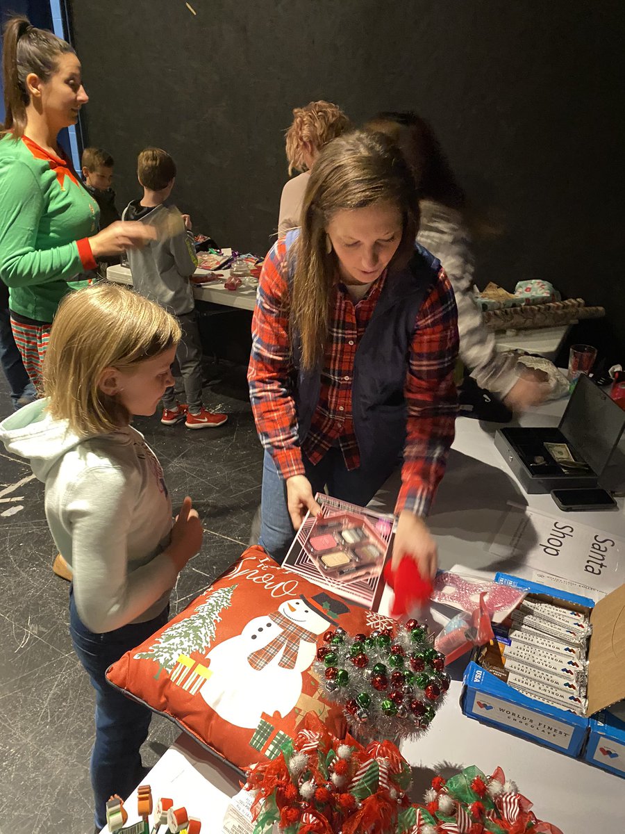 LoneJackElem's tweet photo. Thank you to our amazing PTO for organizing the Santa Shop for our students! They offered a huge variety to choose from, and they even wrapped the gifts for the kids! 🤗👏 #OneTeamLJ https://t.co/b9j4Q8QGGq
