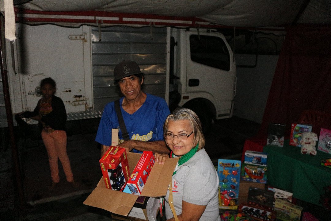 #InassAlDía
Cumpliendo con las instrucciones del presidente <a href="/NicolasMaduro/">Nicolás Maduro</a>, hoy la presidenta <a href="/gladysrequena/">Gladys Requena</a> realizó la entrega de juguetes para los niños y niñas de los servidores y servidoras públicas de los centros residenciales y ambulatorios de Caracas, La Guaira y Miranda.