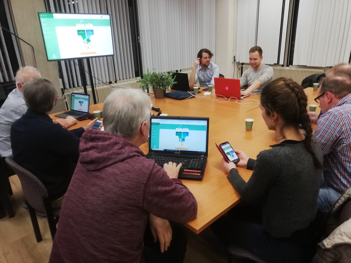 HanzeNet's tweet photo. Gisteravond #validatiesessie met leden @LochemEnergie m.b.t. functionaliteit #HanzeBox #MVP. Enthousiaste & positieve reacties, veel geleerd! In jan 2020 gaan we live met realtime monitoring en P2P energiemarkplaats met de eerste groep deelnemers van @LochemEnergie https://t.co/06MBqQhVSp