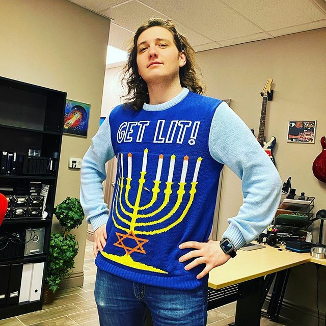 ShowCreatorsInc's tweet photo. Travis the engineer is feeling festive today! https://t.co/YVPeojou6w