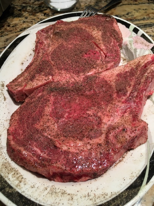 RayRayrcs23's tweet image. Up to 400 push ups a day now! About to crush this organic grass fed steaks and a salad #meatisgood