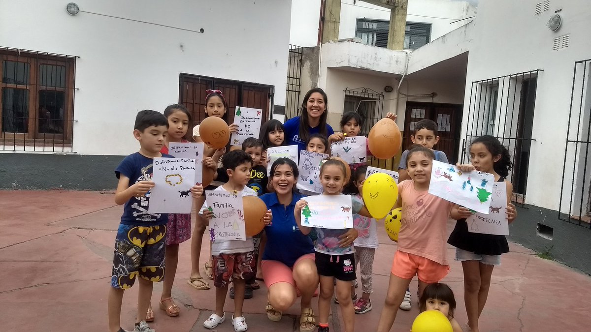 AndyJuarez1908's tweet photo. Otra jornada más con l@s niñ@s del Centro Vecinal de Villa Cristina... #PlayonesEducativos
#PolíticasSocioeducativas
La temática de hoy fue: "no a las pirotecnias" con juegos y collage les mostramos, el porque no deben usar pirotecnias
@GustavoSaenzOK @artydance23 @matiascanepa https://t.co/5szFbiZK0J