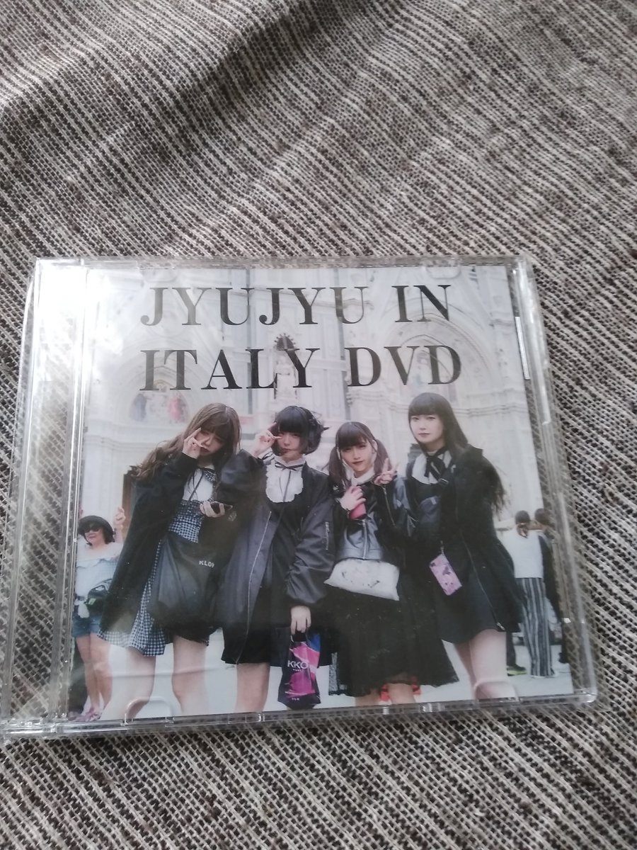 Yureimura's tweet photo. このDVDが大好きです!ピザ型のディスクはとても楽しいです!@monster_dolls を覚えるのに最適な方法です!
#じゅじゅ
#MoD2019
#DVD https://t.co/l7GKRbEX63