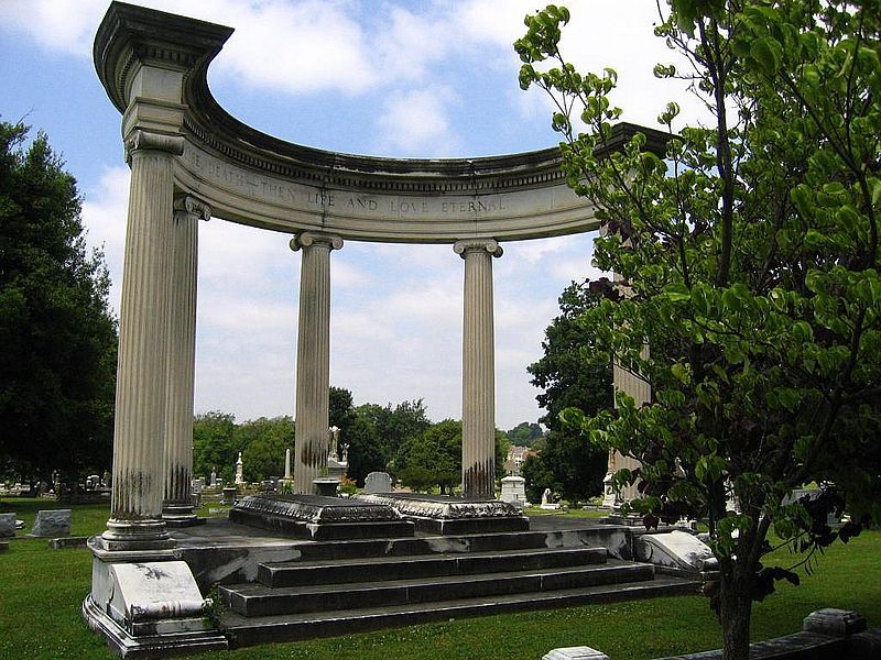 memphishistory's tweet photo. Did you know there were famous Memphis musicians buried in Elmwood Cemetery? Check out our latest episode at https://t.co/SAtf8Uo5el https://t.co/eHPUQIBH44