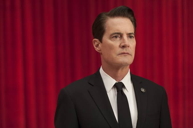 CaracterRevista's tweet photo. ▪🅰▪Con agudeza y humor, José Xavier Návar explora la complejidad bizarra de #TwinPeaks, un clásico de culto que está de regreso con su tercera temporada y renovados seguidores. 

En nuestro primer número lee su columna completa. 
#RevistaCarácter #ElPulsoVeracruzano https://t.co/3Z68gXzyfk