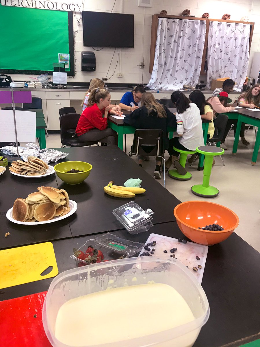 meg_thacker21's tweet image. It’s my favorite day of the year #pancakescience #year11 @PMSFalcons