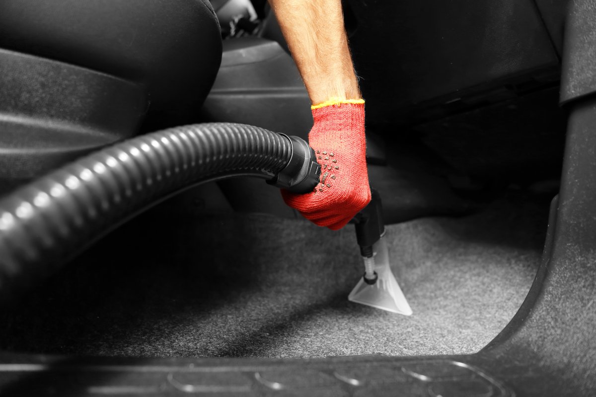 CourtesyWheels's tweet photo. Don’t forget to add your car to the list of people and things to treat this holiday season! Washing your car, vacuuming its interior and wiping down its surfaces can help make your old car feel like new! https://t.co/LyWp2nkbuW