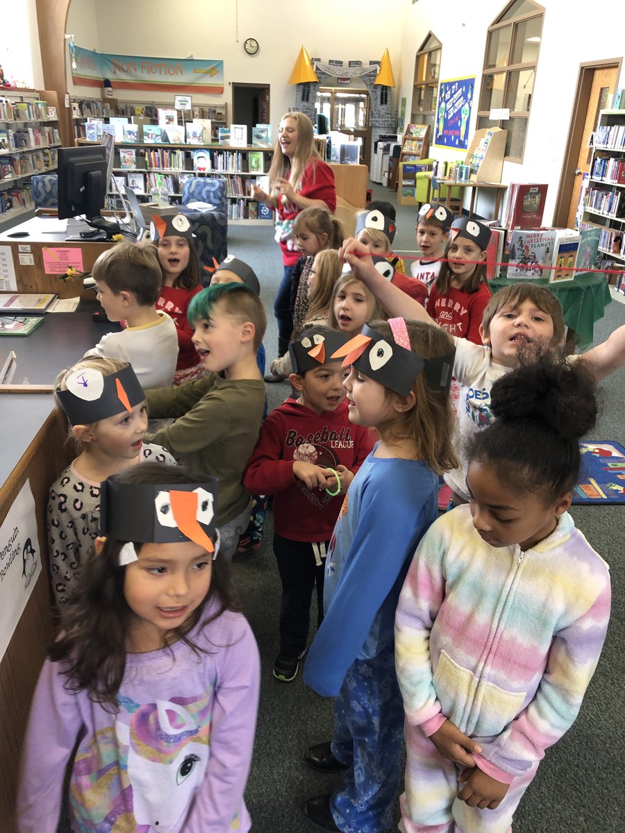 This is 1️⃣ of the many amazing things that took place in the ⁦@pcsd_lnlib⁩ today-  Sra Stauber brought  ⁦<a href="/KDGWetzel/">Kendra Wetzel</a>⁩’s class down to sing 🎶 Christmas carols in Spanish 🎄🎅🏻 #SoMuchFun #EWL #RaiderStrong ⁦<a href="/PCSD_LN/">Lannoye Elementary</a>⁩