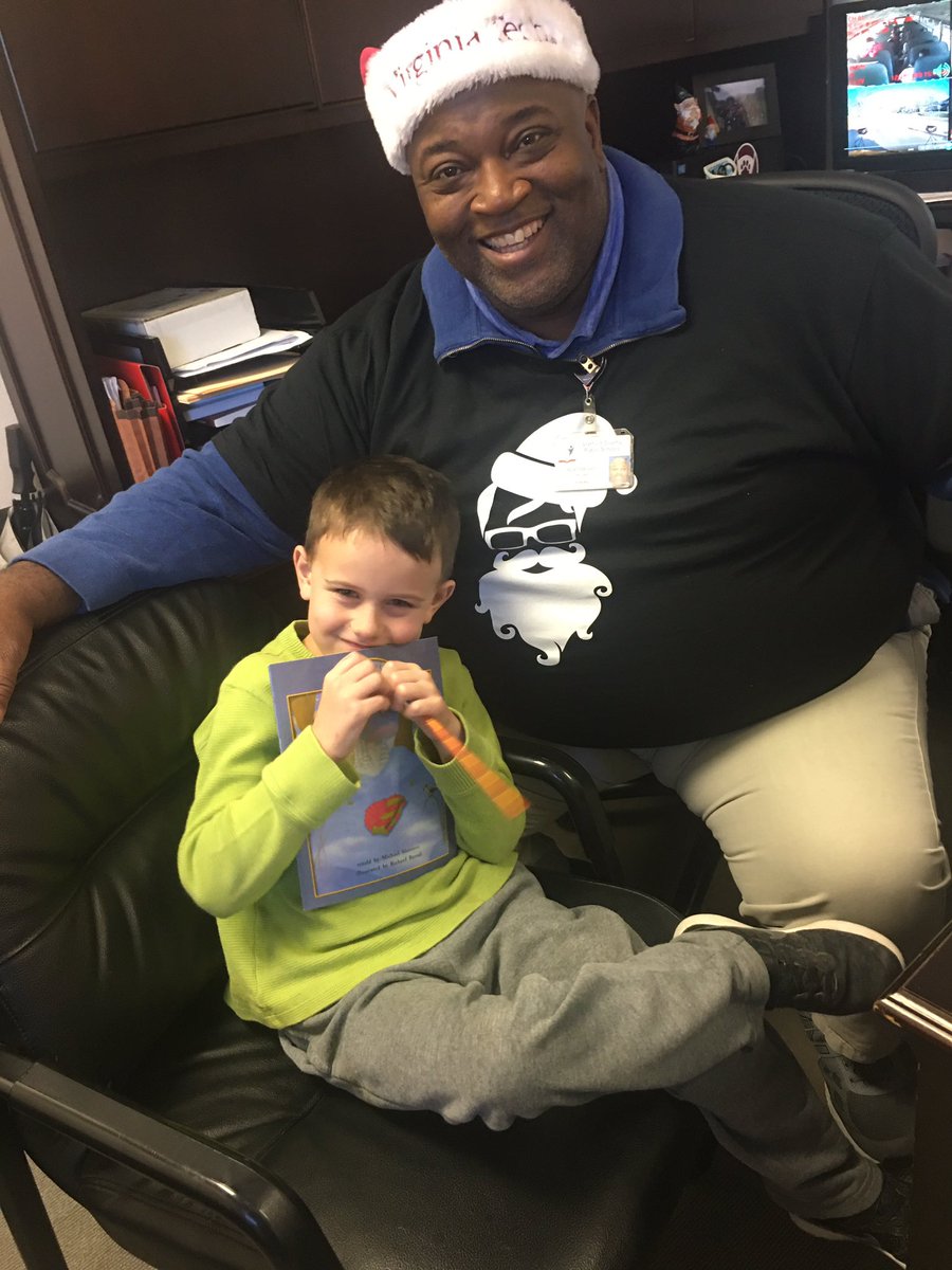 AG_Wright's tweet photo. When you work next to an elementary school and have the honor of a 1st Gatorπ read you a book that he had been working on!! Priceless #gesgators #agwrocks https://t.co/0TRKgwU91U