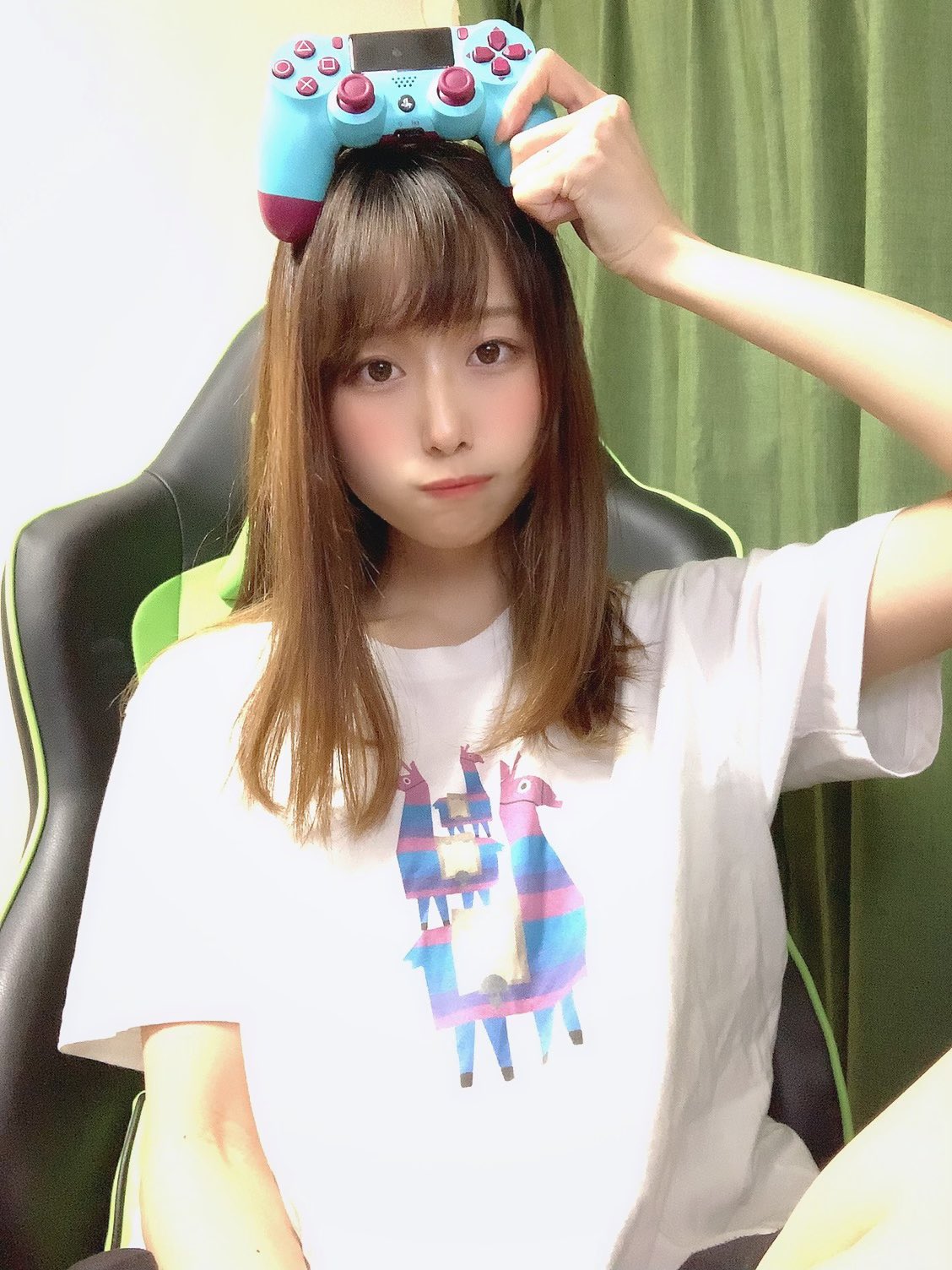 新兵えす Zeta Division 在 Twitter 上 今日からフォトナ ユニクロが発売だね あっしはこのラマちゃんtシャツがいちばん可愛いと思うな みんなもぜひ買おう フォートナイト T Co Tp031obe9s Twitter