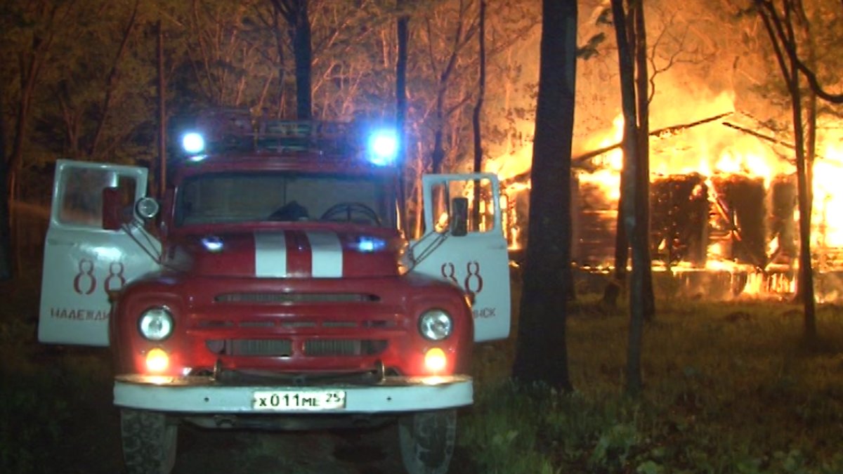 Mchspk's tweet image. Во Владивостоке #огнеборцы потушили #одноэтажныйдом 
25.mchs.gov.ru/deyatelnost/pr…
#Горение #Тушение #МЧСРоссии