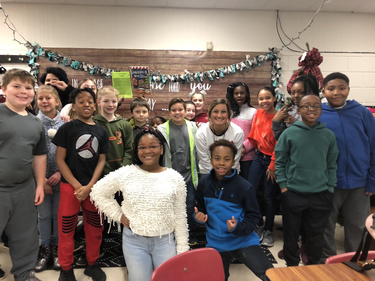 We were booked by Miss <a href="/KatieLanier10/">Katie Lanier</a>’s class! My students loved reading “The Gingerbread Man Loose at Christmas” today. #RETtigers <a href="/_REThompson/">R. E. Thompson Intermediate School</a>