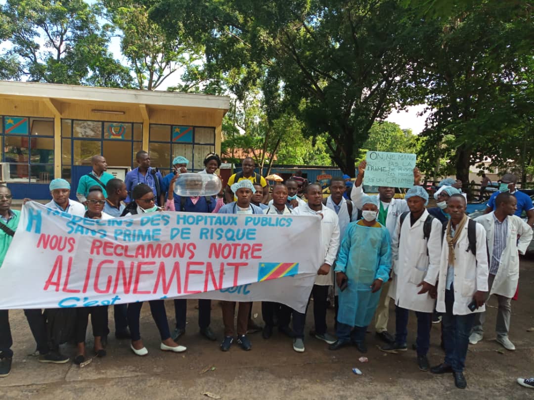 IpondoP's tweet photo. #RDC Les médecins non primés de secteur public réclament l'exécution de la parole du chef de l'état : l'alignement de tous pour la prime de risque qui est un droit.
@DesPrimes @Presidence_RDC @PrimatureRDC @LFUTCFM @TopCongo @radiookapi @France24_fr @RFIAfrique https://t.co/R1WyVtU5eC
