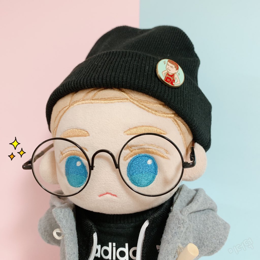 ㅎ ㅏ.. 검정테 안경을 이제야 씌워주다니.. 과거의 나에게 대노한다 늠 귀엽자나 캡이야 너는 커서(?) 귀여움나라 대장이 되거라 엣헴

#꼬마캡
비니 @iDOLL_Closet
힙색 <a href="/99_closet/">꾸클로젯</a>
떡코 <a href="/somcloud_store/">구릉구릉잡화점☁️</a>
반슈즈 <a href="/AKAshoesstore/">아카신발장</a>
보스턴백 <a href="/thisis_salon/">딧잊살롱 (thisis_salon ⁰²¹⁶)플로디❤️</a>
캐리어 @somday_z