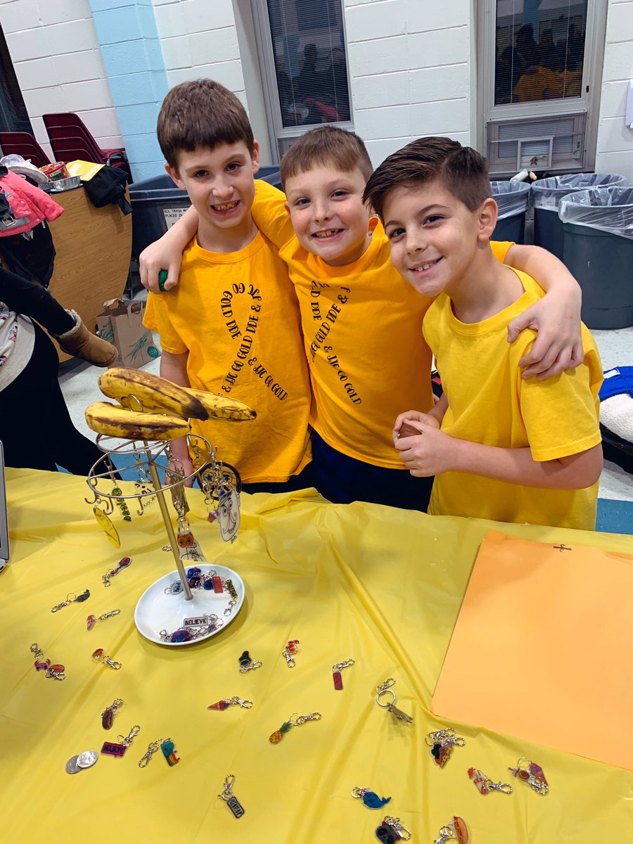 MsScarnati's tweet photo. I am SO blown away by these awesome gifts I purchased from my past and current entrepreneurs! Amazing things are happening at JJC! What a night! #ProudTeacher #HolidayShopping #fly1920 @CatenaColts @JJC_MissPotts 💯☃️❄️🎅🏻♥️ https://t.co/KA12c5tW3U