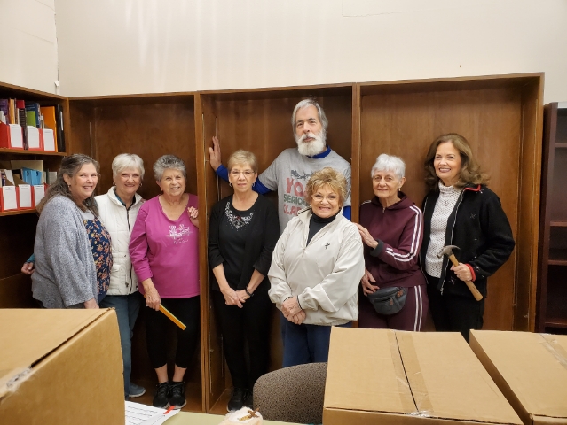 first_grapevine's tweet photo. We have the best volunteers! ✋
They're helping us put up our library.
#bestvolunteers #FirstGrapevine https://t.co/07yE50S96k