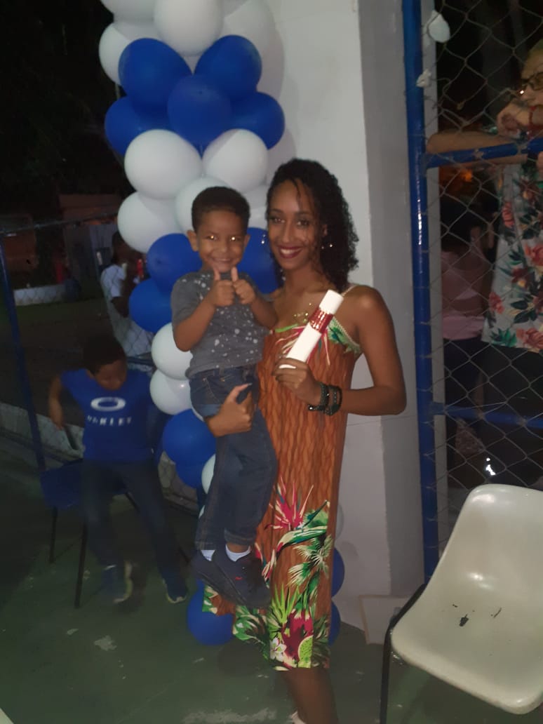 diego_emanuelly's tweet photo. Sempre que cumprimos nossos objetivos merecemos ser aplaudidos, mas nunca podemos nos esquecer de dar louvor a quem nos deu oportunidade de vencer Por isso, hoje quero agradecer muito a Deus, pela formatura e por ter conseguido alcançar a meta que tanto sonhei! #Enfimformada 🎓😍 https://t.co/Rt4eHSj8ya