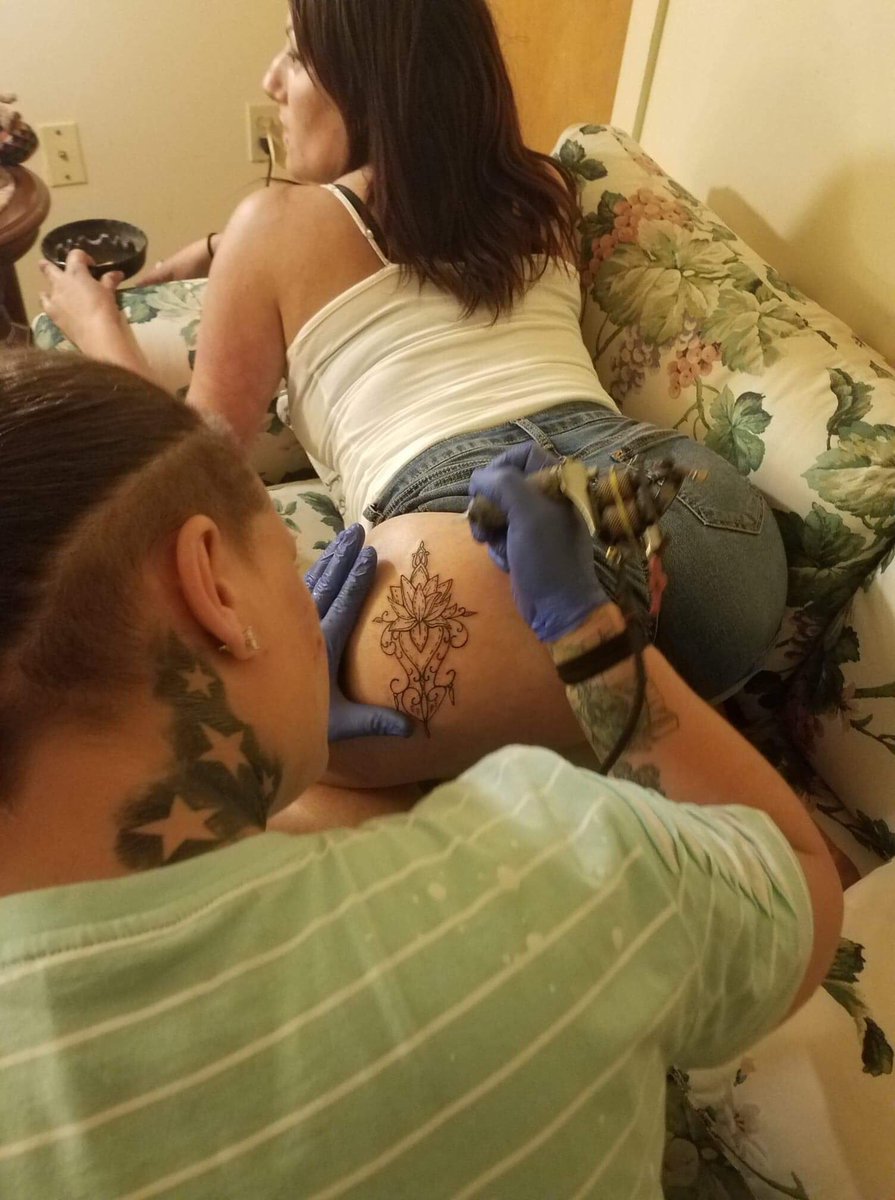 ChelseaLaurell1's tweet photo. #tatted up #greenhair #EaglePride #blondehair #girlswithpiercing #hairstylist #mua #tattooed #asstatoo #gettungtatted is my favorite feeling 🥰🖤 https://t.co/QEWIqCYcOT