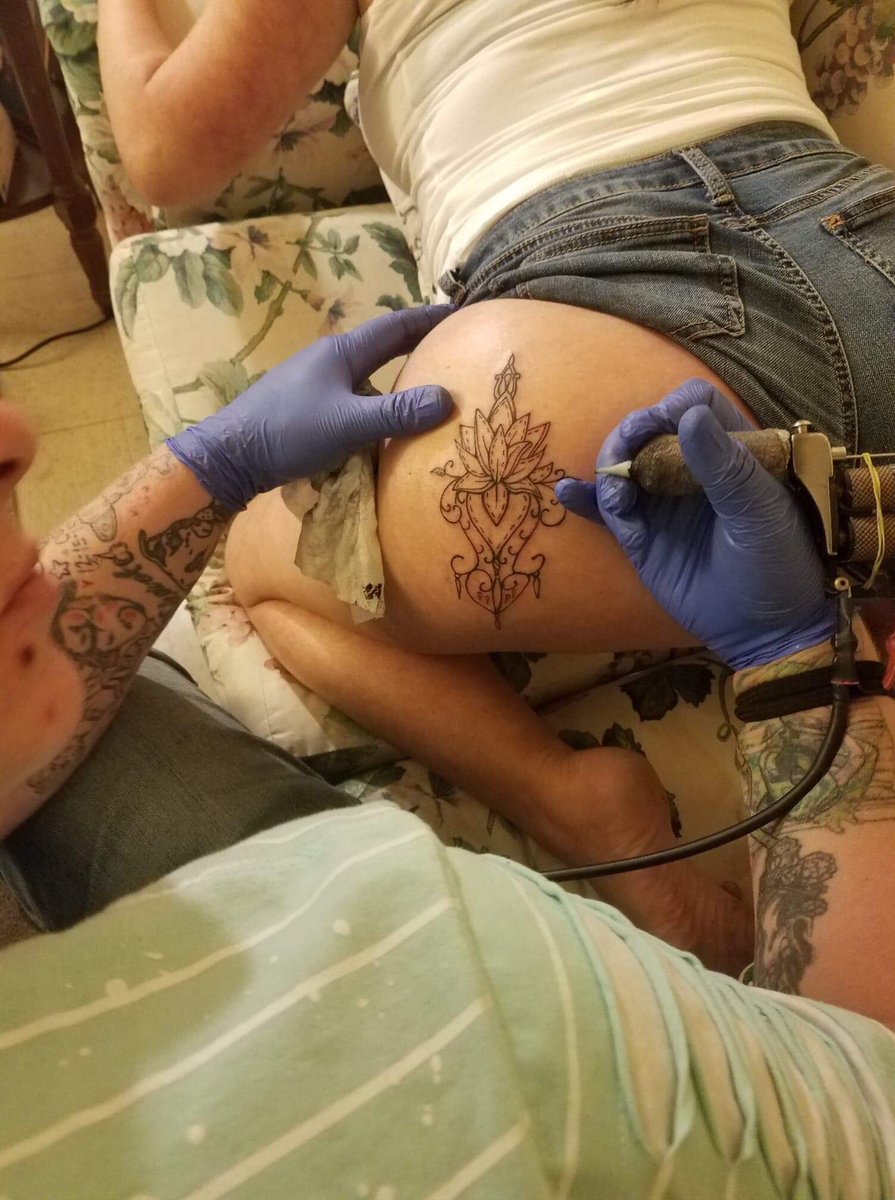 ChelseaLaurell1's tweet photo. #tatted up #greenhair #EaglePride #blondehair #girlswithpiercing #hairstylist #mua #tattooed #asstatoo #gettungtatted is my favorite feeling 🥰🖤 https://t.co/QEWIqCYcOT