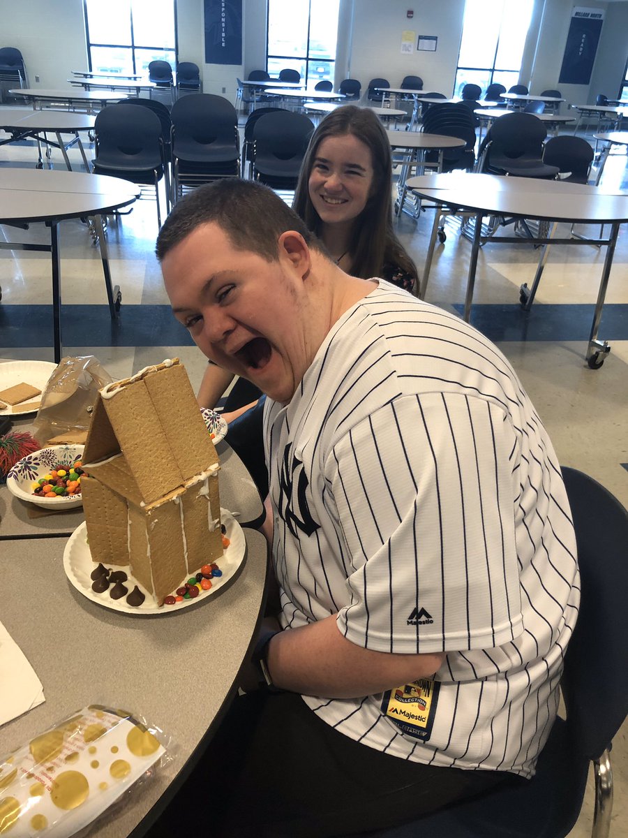 MNHSUnified's tweet photo. Unified Club and Spanish Honors Society had so much fun today! We made gingerbread houses and learned a little bit about Spanish holiday traditions. @mnspanish @MillardNorthHS @MillardPS #ChoosetoInclude https://t.co/4x25VnBnuo