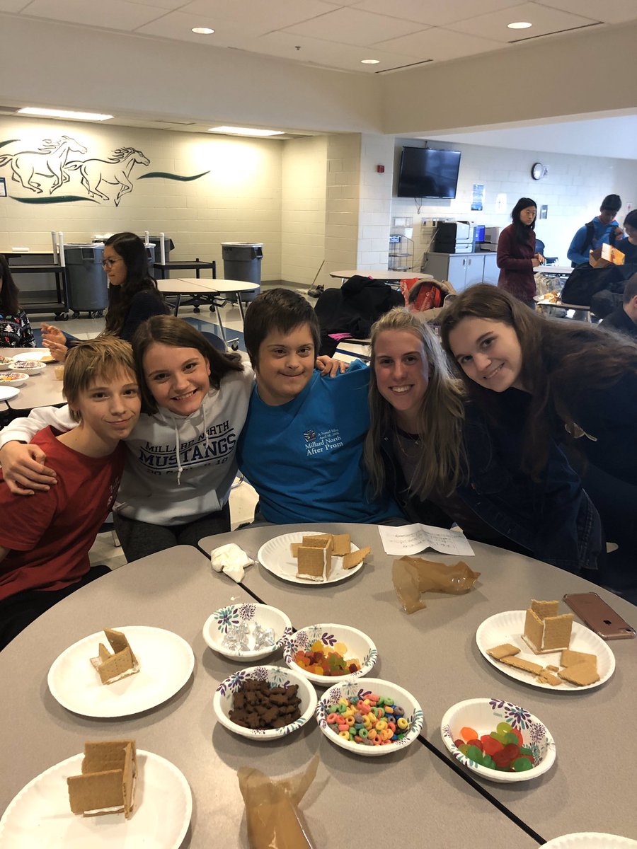 MNHSUnified's tweet photo. Unified Club and Spanish Honors Society had so much fun today! We made gingerbread houses and learned a little bit about Spanish holiday traditions. @mnspanish @MillardNorthHS @MillardPS #ChoosetoInclude https://t.co/4x25VnBnuo