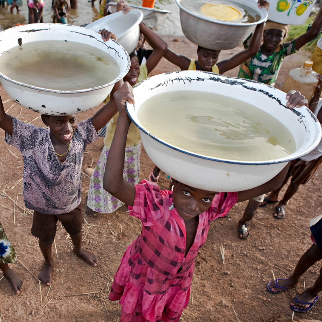 letsgivewater's tweet photo. Kids should be spending their time learning and playing, not collecting dirty water! You can help at https://t.co/8AIRkvHQmC. Please tag your friends and share to support our cause!
📸Living Water International 
.
.
#letsgivewater #givewater #cleanwater #waterislife #water4all https://t.co/QWJNmre2va
