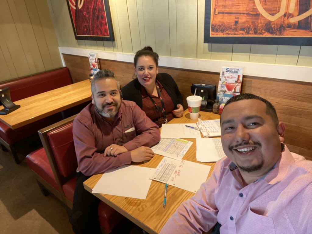 EricEstrada713's tweet photo. Hi Welcome To 🌶’s Westheimer! Cheers to you @TrinattyC on your Promotion from CSL To Manager #🌻 #ChilisGrow Cheers to you @DavidAguirreIV for living out Cultural beliefs at #Bestheimer Great day Diving deep into our systems & Validating #KitchenSync so we #GBE1% #ChilisLove https://t.co/jOSYlwCrME