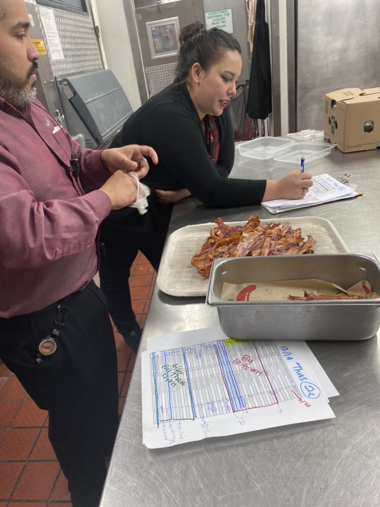 EricEstrada713's tweet photo. Hi Welcome To 🌶’s Westheimer! Cheers to you @TrinattyC on your Promotion from CSL To Manager #🌻 #ChilisGrow Cheers to you @DavidAguirreIV for living out Cultural beliefs at #Bestheimer Great day Diving deep into our systems & Validating #KitchenSync so we #GBE1% #ChilisLove https://t.co/jOSYlwCrME
