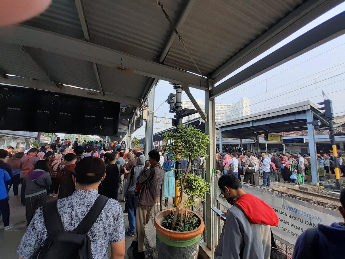 TotoUntung's tweet photo. Perubahan harusnya lebih baik ttp knp perubahan tambah menyusahkan jadwal tdk menentu tpn evaluasi ?????
Commuter line https://t.co/4ZsRYR7LEe