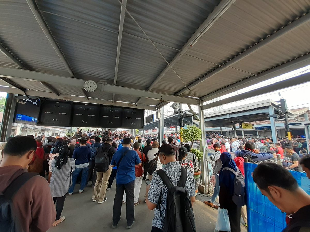 TotoUntung's tweet photo. Perubahan harusnya lebih baik ttp knp perubahan tambah menyusahkan jadwal tdk menentu tpn evaluasi ?????
Commuter line https://t.co/4ZsRYR7LEe
