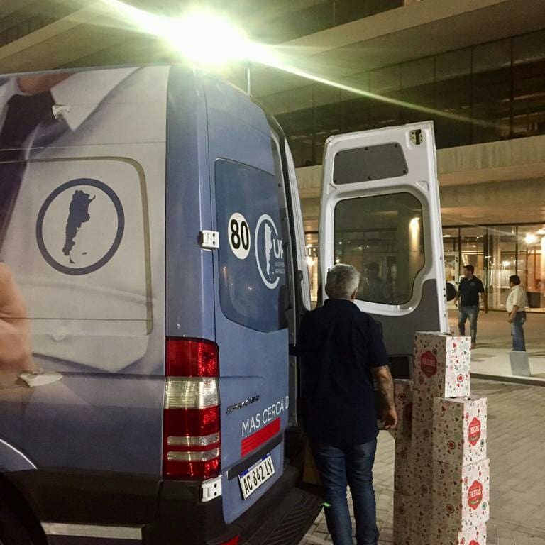 prensaUPSRA's tweet photo. #CajasNavideñas
La Comisión Directiva electa, encabezada por  Leónidas Requelme visitó a los vigiladores que trabajan en el servicio nocturno, tienen objetivos difíciles, trabajan en zonas alejadas y en condiciones que muchas veces distan de ser ideales.
https://t.co/UVEKRdeX3G https://t.co/1kNwxw02RD