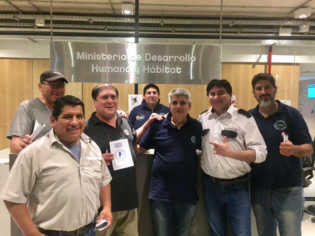 prensaUPSRA's tweet photo. #CajasNavideñas
La Comisión Directiva electa, encabezada por  Leónidas Requelme visitó a los vigiladores que trabajan en el servicio nocturno, tienen objetivos difíciles, trabajan en zonas alejadas y en condiciones que muchas veces distan de ser ideales.
https://t.co/UVEKRdeX3G https://t.co/1kNwxw02RD