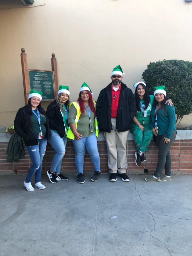 AstridM0805's tweet photo. Green/grinch day #spiritweek #teamcasaloma #supercomets @CasaLomaSchool https://t.co/tvwIfc4AvF