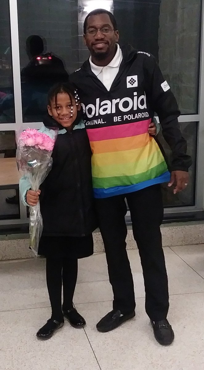 ChrisKPLegend's tweet photo. Surprised my daughter with some flowers after her concert! She did good! This was her first concert! I'm very proud of her! ❤❤ https://t.co/kXtmmPHIYU
