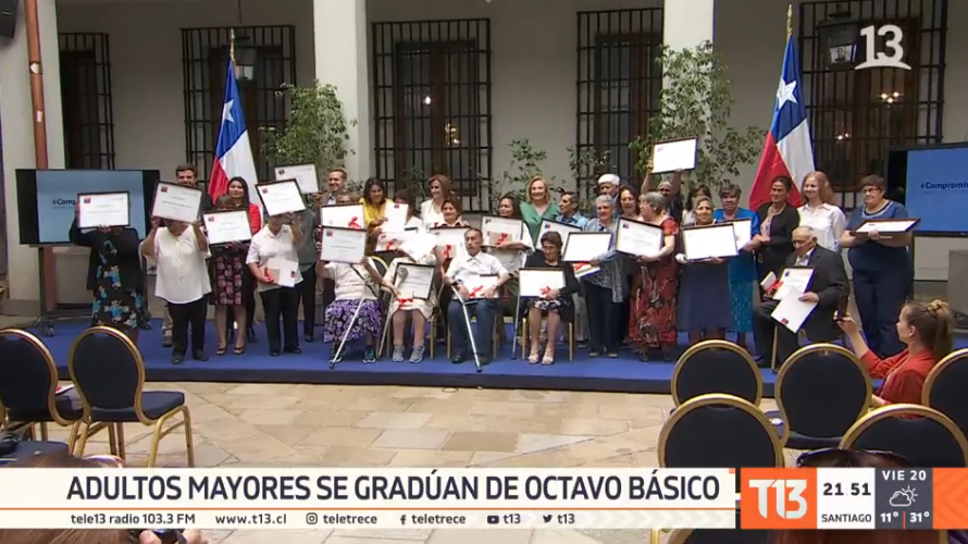 T13's tweet photo. Más de dos millones de adultos mayores en Chile no completaron sus estudios. Hoy un grupo de ellos recibió su diploma de enseñanza básica.

EN VIVO 📺 #T13Central » https://t.co/acMhtmBll8 https://t.co/LtJJu9D3Un