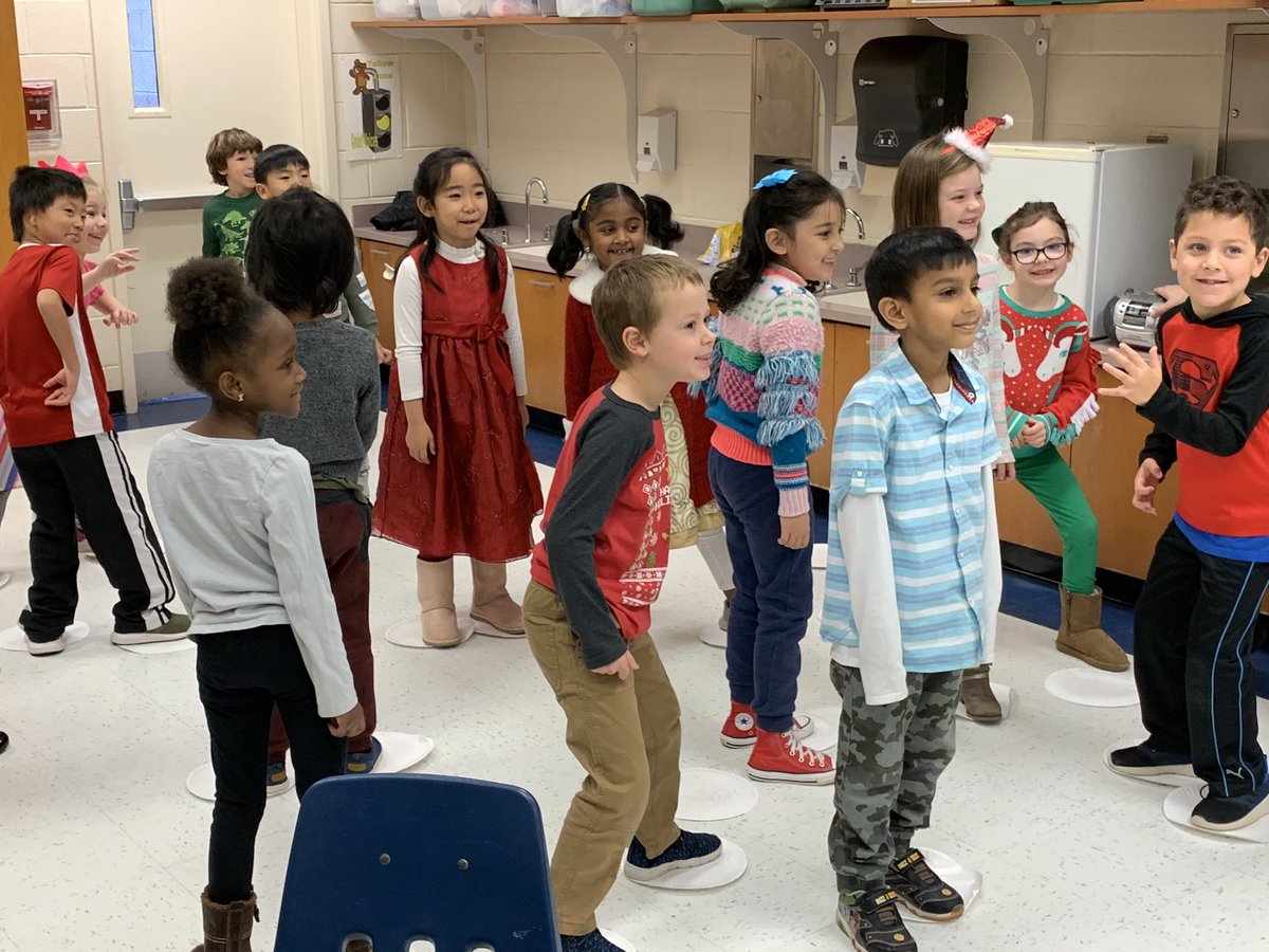 CubRunCongdon's tweet photo. Awesome winter party!! 🥳❄️ #FirstGradeRules #amazingvolunteers https://t.co/2e02Nc3jvr