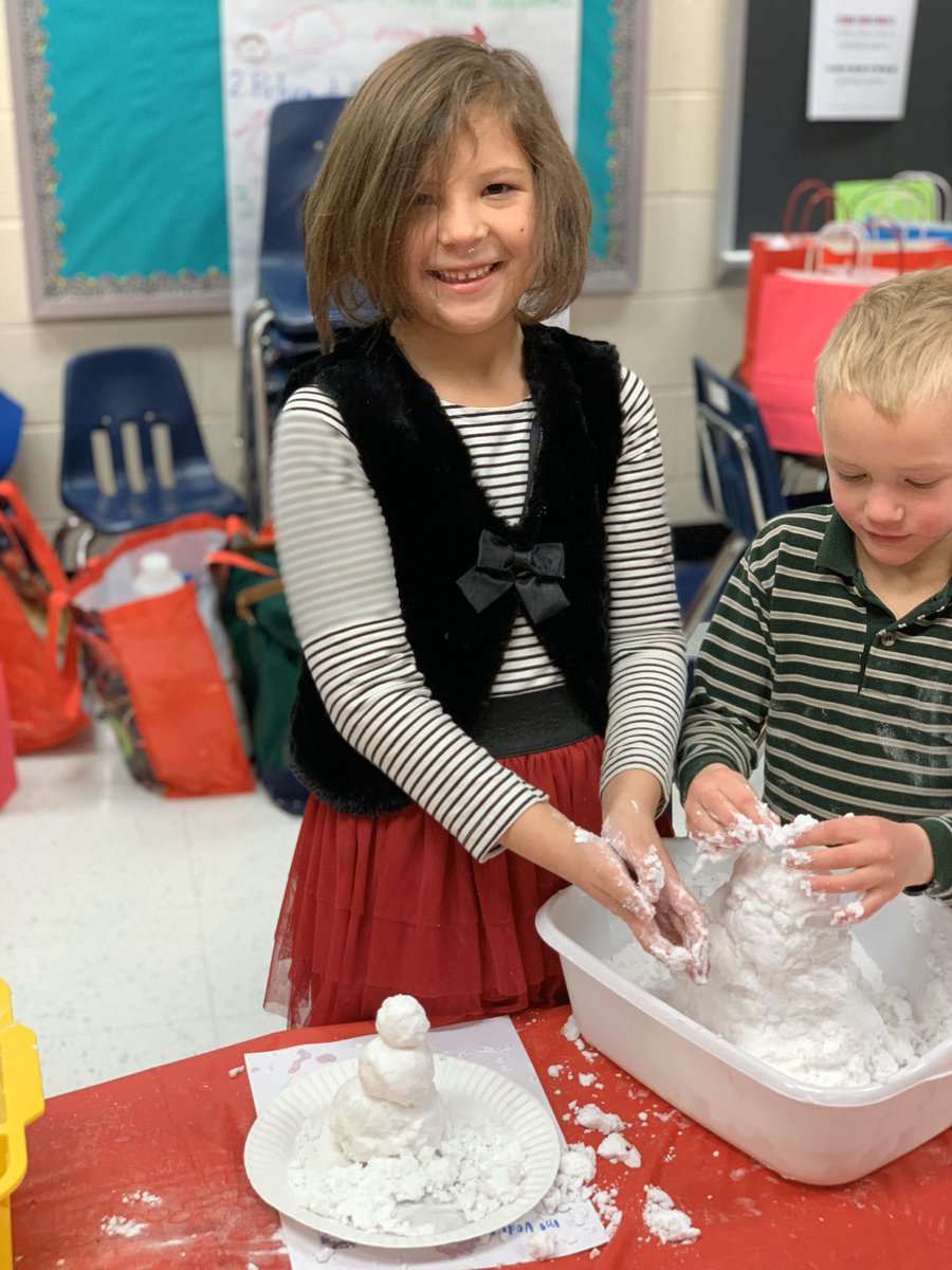 CubRunCongdon's tweet photo. Awesome winter party!! 🥳❄️ #FirstGradeRules #amazingvolunteers https://t.co/OboEtlNBeT