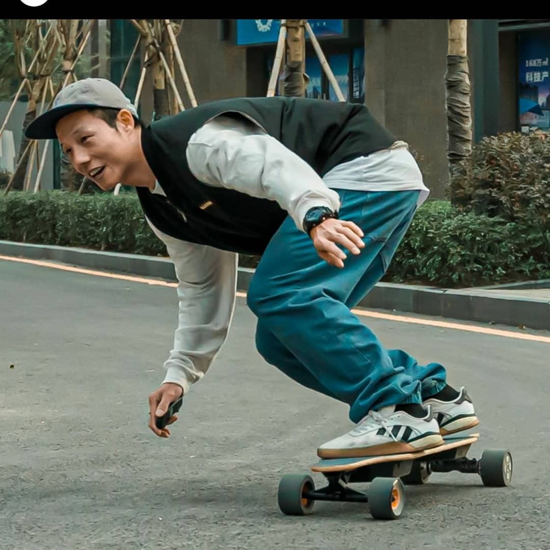 With The Rise of Skywalker premiering, tag us in your picture of being one with the Board 😉
_
📸: @enskate_official 
_
#boosted #boostedboards #boostedboard #boostedboardsownersclub #skateboading #longboading #eskate #esk8 #esk8squad #seattle #tech #fast #clean #commute #charge