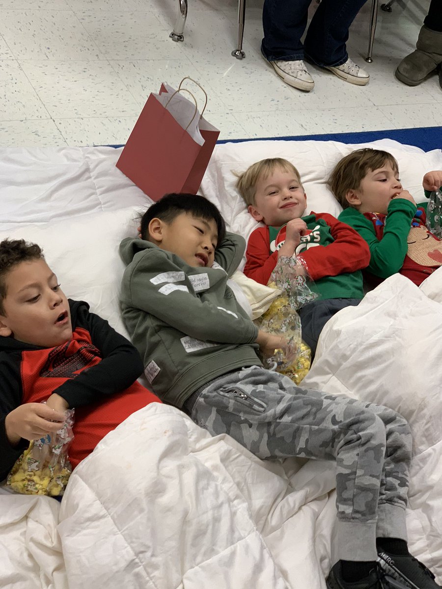 CubRunCongdon's tweet photo. Awesome winter party!! 🥳❄️ #FirstGradeRules #amazingvolunteers https://t.co/nItwZvSO1D