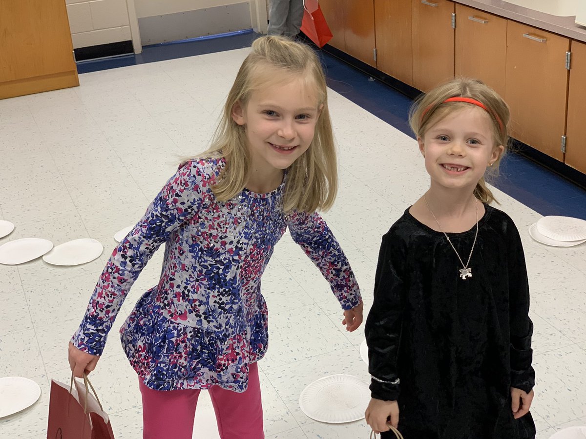 CubRunCongdon's tweet photo. Awesome winter party!! 🥳❄️ #FirstGradeRules #amazingvolunteers https://t.co/nItwZvSO1D